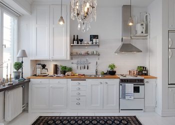 36m2-es otthonos kis lakás világos, hangulatos berendezéssel, kényelmes konyhával, hálófülkével