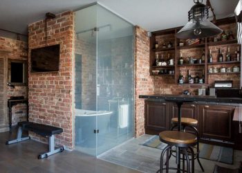 Ipari stílus 36m2-en, retro elemekkel, üvegfalú fürdőszobával - egy fiatal férfi kis lakása