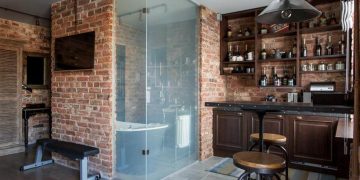 Ipari stílus 36m2-en, retro elemekkel, üvegfalú fürdőszobával - egy fiatal férfi kis lakása