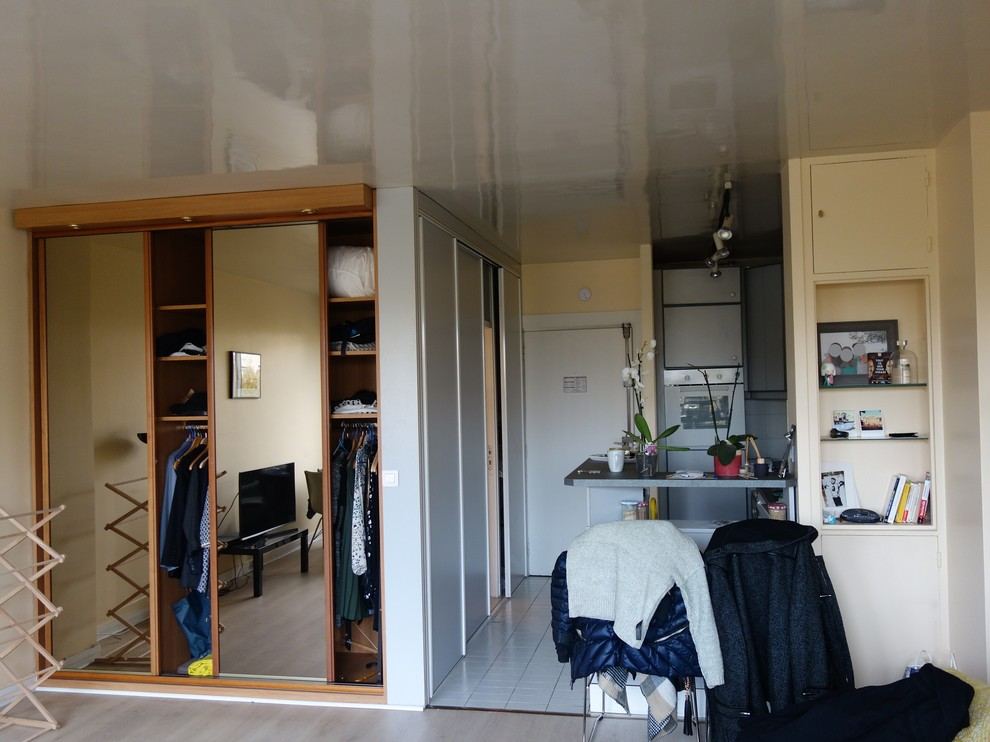 Előtte (bejárat felé nézve, gardrób, mögötte fürdő, jobbra konyha)