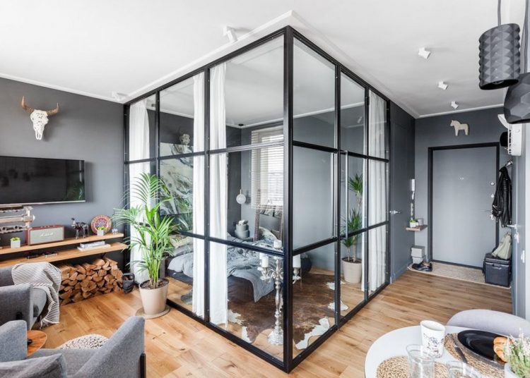 Saját munka és kreatív lakberendezés egy kis 37m-es lakásban, üveg hálószobával, gardróbhelyiséggel