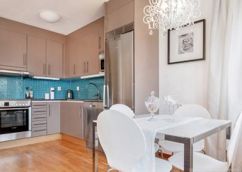 38m2-es kis lakás - türkiz, csokoládé, fehér, szürke színekkel, hálófülkével