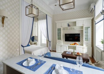 Különleges hangulatú lakberendezés egy 38m2-es egyszobás kis lakásban - nagy belmagasság, szép színek, minták, részletek