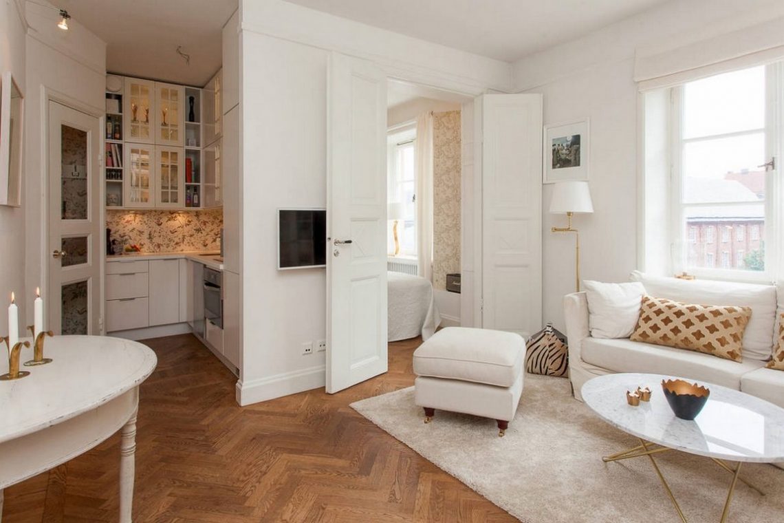 Nőies báj egy szép 38m2-es lakásban - virágos tapéták, üvegezett, megvilágított szekrények, hangulatos berendezés