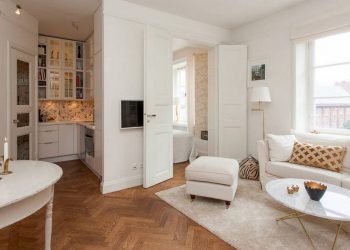 Nőies báj egy szép 38m2-es lakásban - virágos tapéták, üvegezett, megvilágított szekrények, hangulatos berendezés