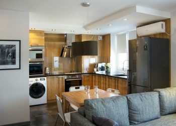 Kis 38nm-es lakás sok, természetességet sugárzó fa felülettel