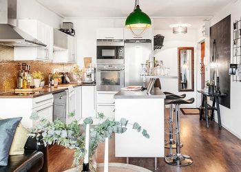 Fa és fém, barna, fekete és fehér - 39nm-es kis lakás érdekesen