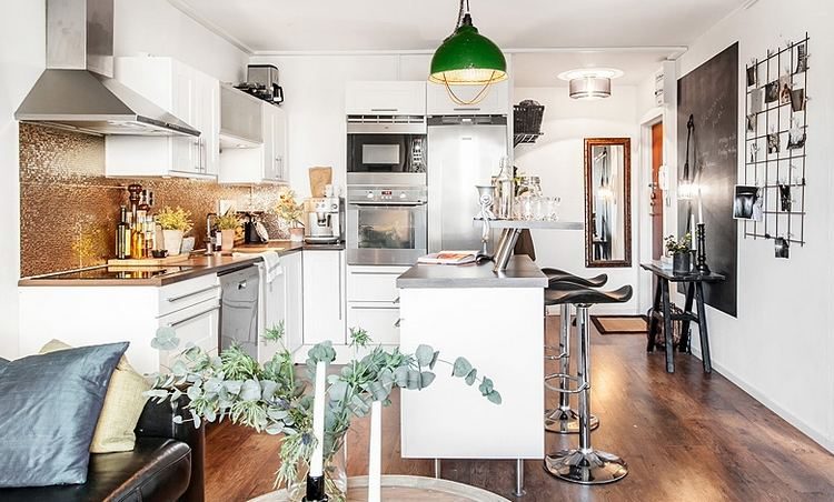 Fa és fém, barna, fekete és fehér - 39nm-es kis lakás érdekesen