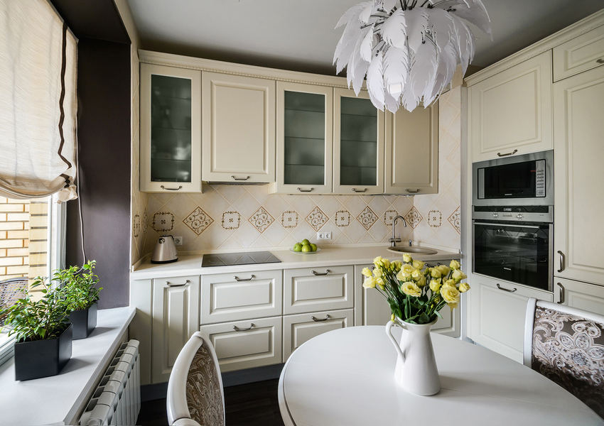 Egyszobás lakás igényes lakberendezése - ötletek zónák elkülönítésére tapétával, színekkel - 40m2, szép konyha