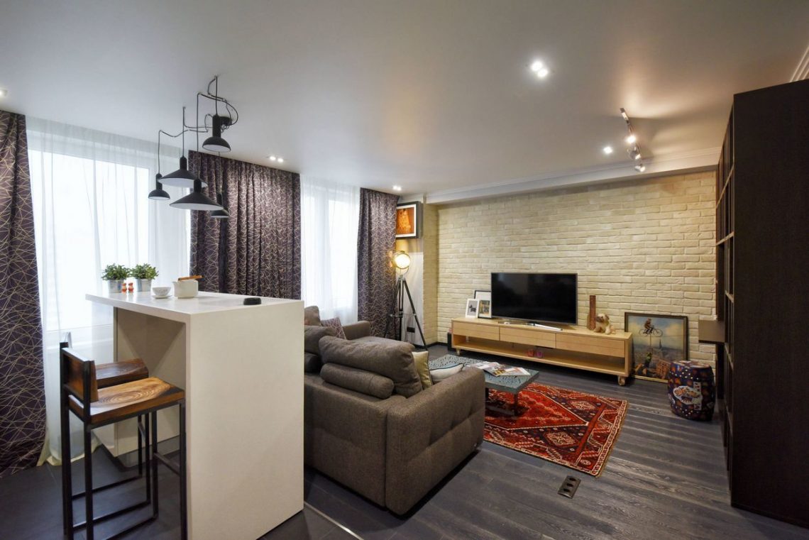 Egyetemista fiúnak berendezett 40m2-es lakás - wenge polcok, tégla, mikrocement, beton árnyalatok, üvegtégla