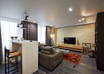 Egyetemista fiúnak berendezett 40m2-es lakás - wenge polcok, tégla, mikrocement, beton árnyalatok, üvegtégla