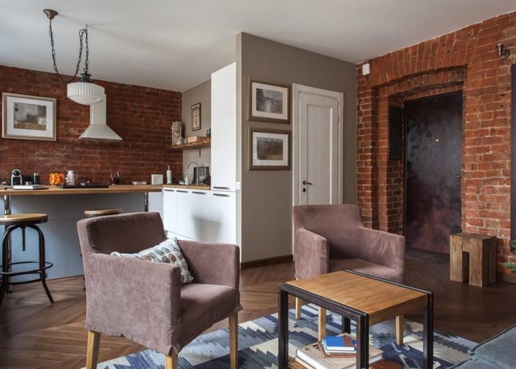 40m2-es lakás kibontott téglafalakkal, szürke, bézs, tégla, barna, kék árnyalatokkal