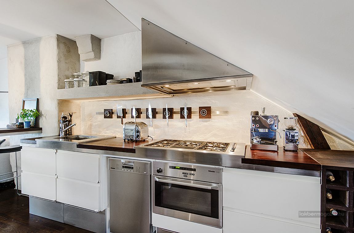 Kis tetőtéri lakás galériával, modern és ötletes berendezéssel Kis tetőtéri lakás galériával, modern és ötletes berendezéssel