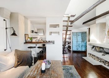 Kis tetőtéri lakás galériával, modern és ötletes berendezéssel