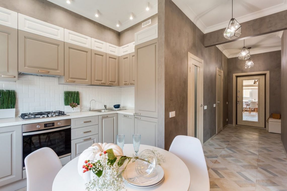 Hangulatos kis 41m2-es lakás - dekor tégla és vakolat, tolóajtós üvegfallal leválasztott hálószoba, kényelmes konyha, zuhanykabin