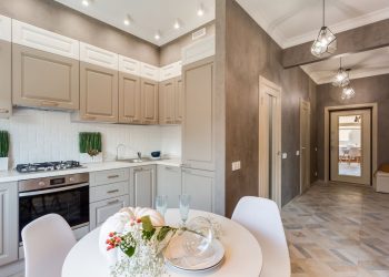 Hangulatos kis 41m2-es lakás - dekor tégla és vakolat, tolóajtós üvegfallal leválasztott hálószoba, kényelmes konyha, zuhanykabin