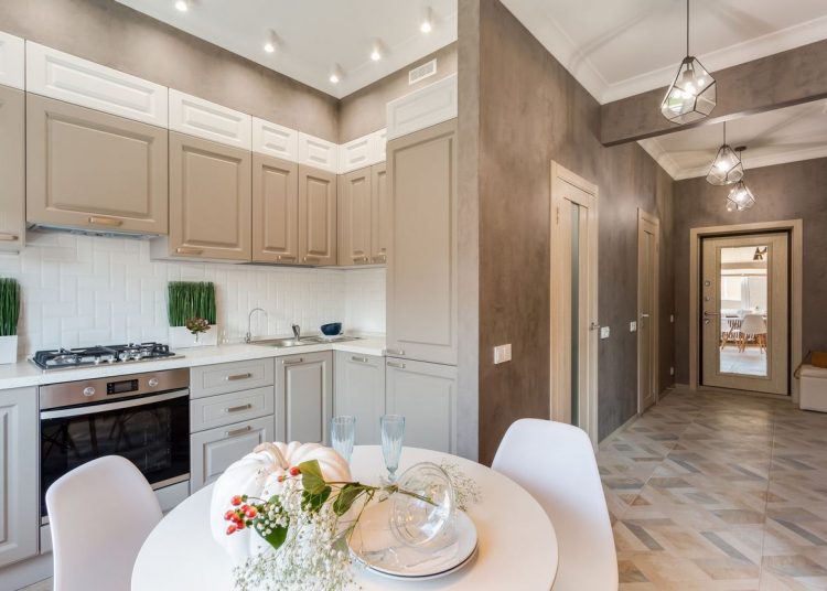 Hangulatos kis 41m2-es lakás - dekor tégla és vakolat, tolóajtós üvegfallal leválasztott hálószoba, kényelmes konyha, zuhanykabin