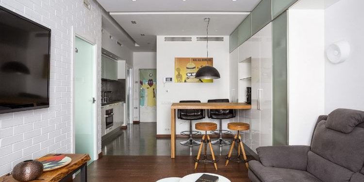 Modern 43nm-es lakás - üvegajtók és szép fa elemek