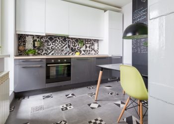 Egy fiatal pár 42m2-es lakása, tágas világos berendezéssel, nem szokványos térszervezéssel