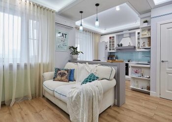 Fiatal lány 43m2-es, otthonos lakása kék, lila, rózsaszín árnyalatokkal, az elosztás praktikus újratervezésével