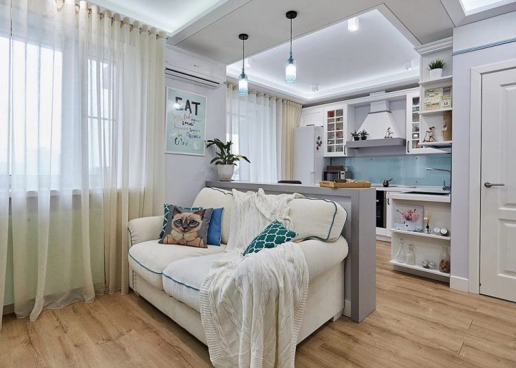 Fiatal lány 43m2-es, otthonos lakása kék, lila, rózsaszín árnyalatokkal, az elosztás praktikus újratervezésével