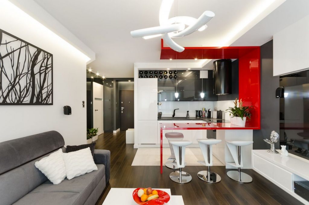 Piros, sötétszürke, fehér és fa - 43m2-es lakás kifejezetten modern berendezése fényes felületekkel