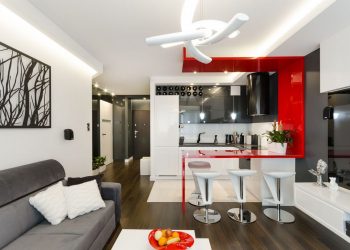 Piros, sötétszürke, fehér és fa - 43m2-es lakás kifejezetten modern berendezése fényes felületekkel