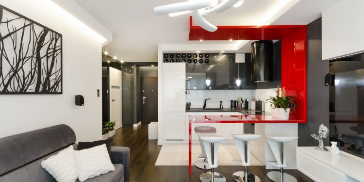 Piros, sötétszürke, fehér és fa - 43m2-es lakás kifejezetten modern berendezése fényes felületekkel