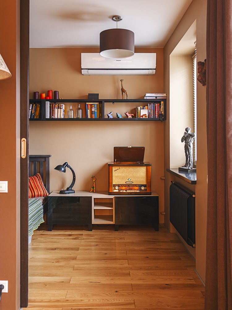 43m2-es lakás régi öt emeletes téglaházban - egy férfi otthonának újjászületése