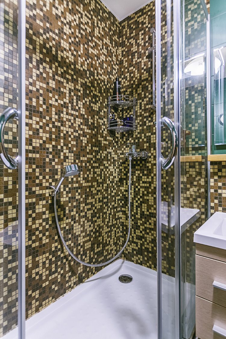 43m2-es lakás régi öt emeletes téglaházban - egy férfi otthonának újjászületése