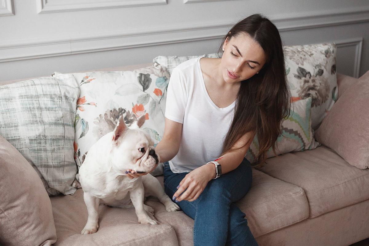 Fiatal lány 43m2-es másfél szobás lakása (+ kutya, cica) otthonosan berendezve - kellemes színek, besétálós gardrób