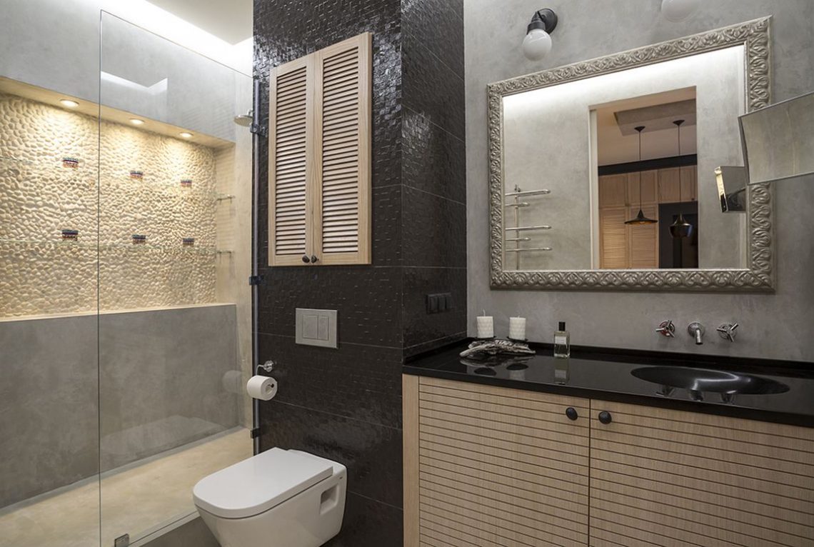 Gardrób, álkandalló és TV a nappali bútorban, kellemes természetes színek és anyagok - 43m-es lakás