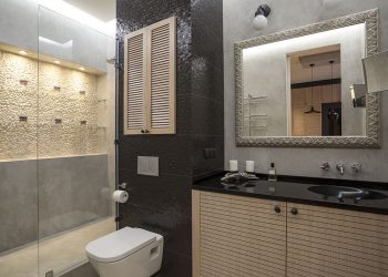 Gardrób, álkandalló és TV a nappali bútorban, kellemes természetes színek és anyagok - 43m-es lakás