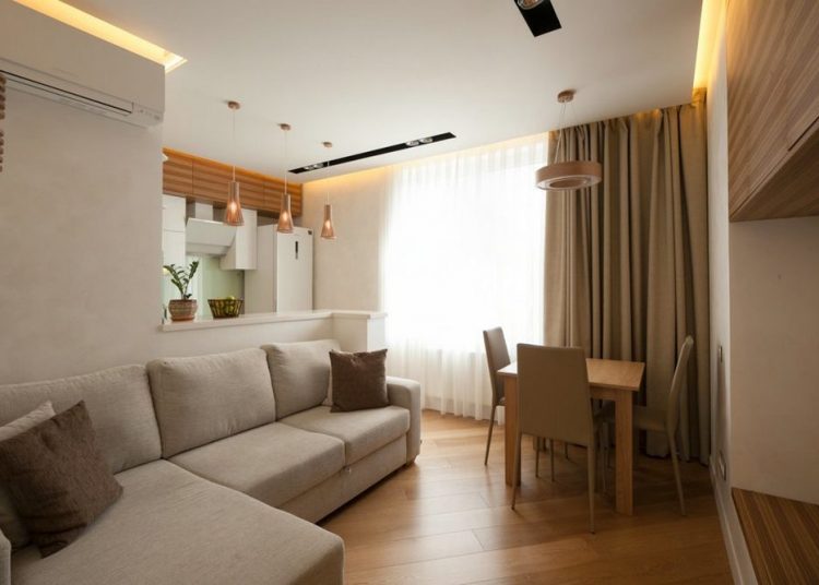 Fiatal férfi 43m2-es, kétszobás lakása természetes anyagokkal, visszafogott dekorációval, modern világítással