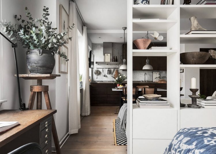 Férfi remek hangulatú egyszobás lakása könyvespolccal két külön zónára osztva - vintage, design és indusztriális elemek