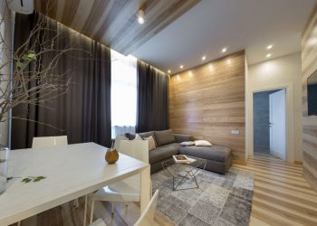 Sok fa és kő - 44m2-es modern legénylakás természetes és sötétebb tónusokkal, kő és fa burkolatokkal