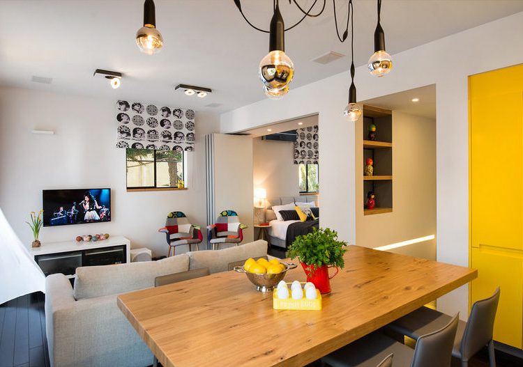 Világos, tágas, fiatalos lakberendezés 45m2-en - sárga konyha, forgatható és eltolható panelekkel leválasztott hálószoba