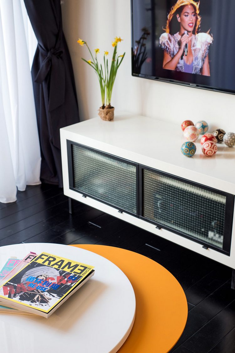 Világos, tágas, fiatalos lakberendezés 45m2-en - sárga konyha, forgatható és eltolható panelekkel leválasztott hálószoba Világos, tágas, fiatalos lakberendezés 45m2-en - sárga konyha, forgatható és eltolható panelekkel leválasztott hálószoba