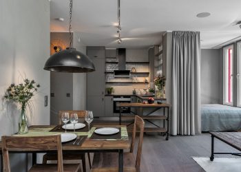 Példa egyszobás 45m2-es lakás berendezésére természetes, semleges dekorációval - dekoratív vakolat, gardróbszoba, szép fa felületek