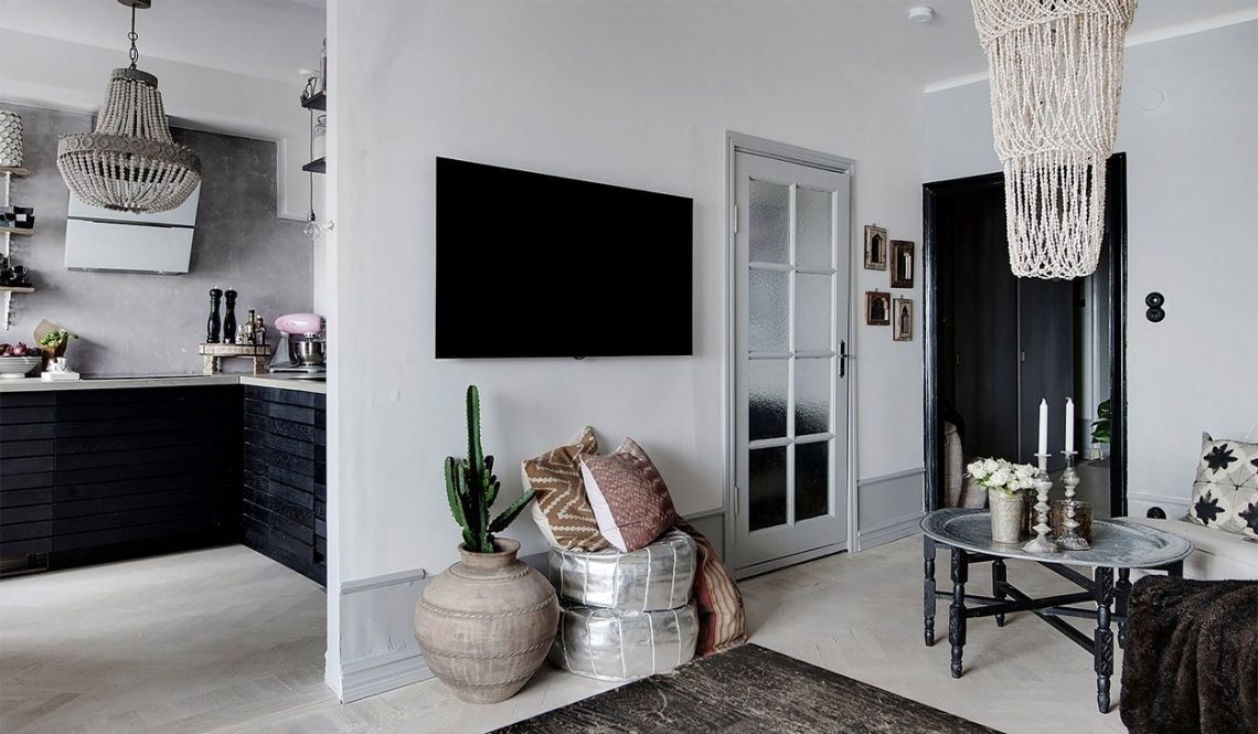 Egzotikus kiegészítők, kontrasztos, semleges színpaletta, ablak konyha és hálószoba között - 46m2-es kétszobás lakás