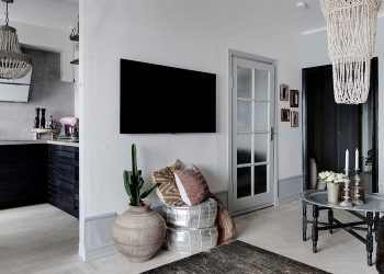 Egzotikus kiegészítők, kontrasztos, semleges színpaletta, ablak konyha és hálószoba között - 46m2-es kétszobás lakás