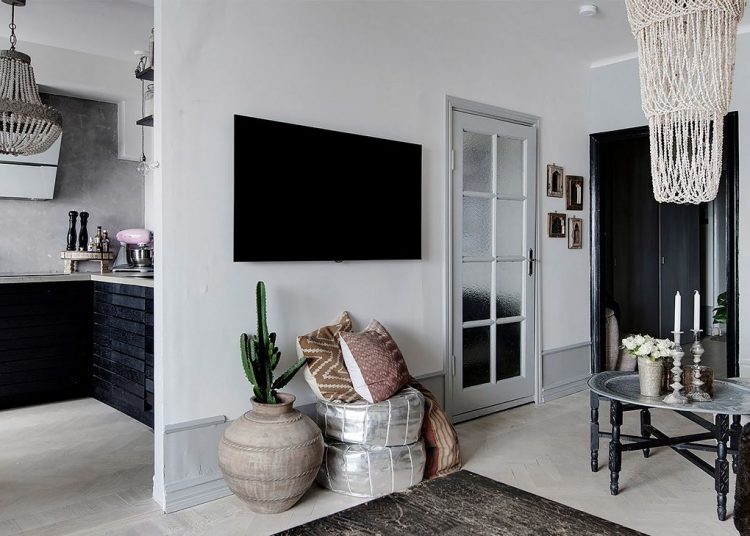 Egzotikus kiegészítők, kontrasztos, semleges színpaletta, ablak konyha és hálószoba között - 46m2-es kétszobás lakás