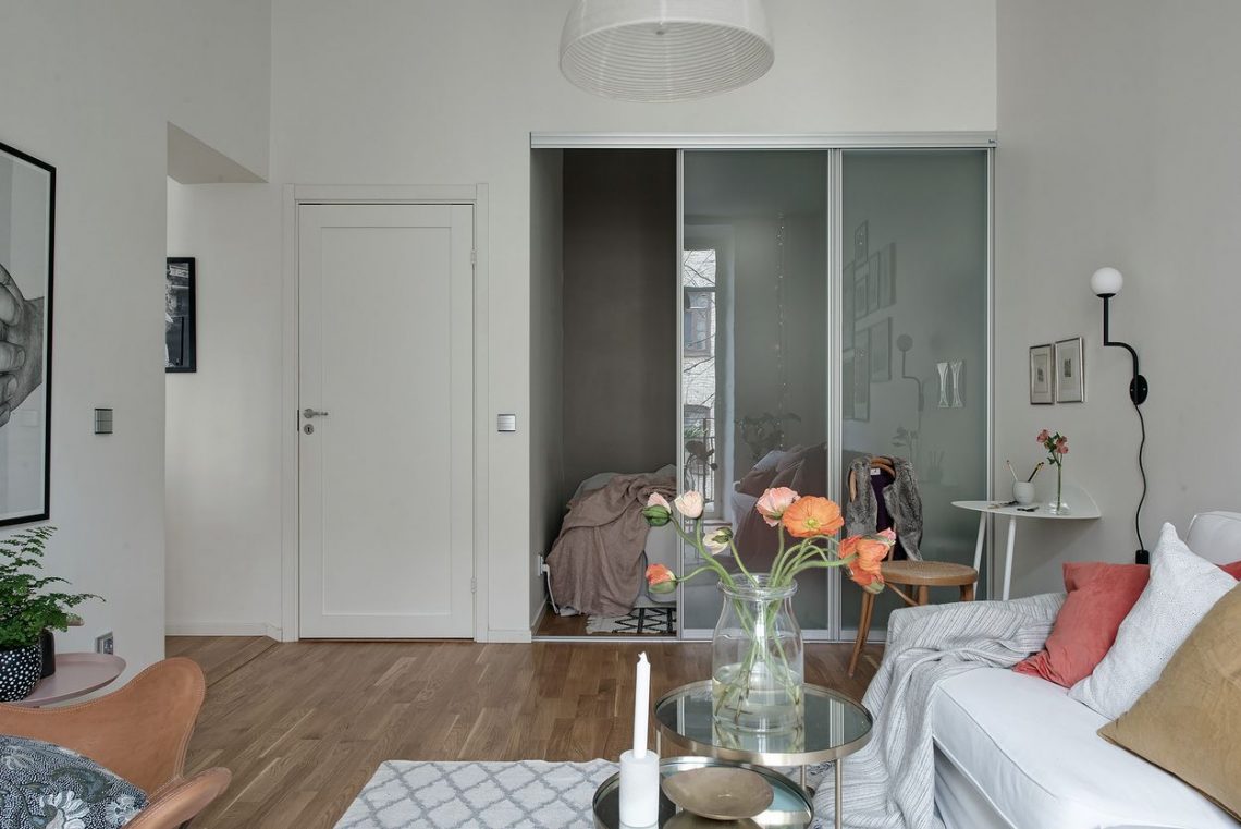 Hálófülke üvegezett tolóajtós gardróbszekrénynek álcázva egy 46m2-es egyszobás lakásban - 160cm széles dupla ággyal