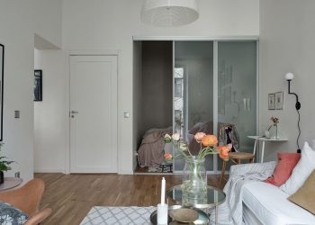 Hálófülke üvegezett tolóajtós gardróbszekrénynek álcázva egy 46m2-es egyszobás lakásban - 160cm széles dupla ággyal