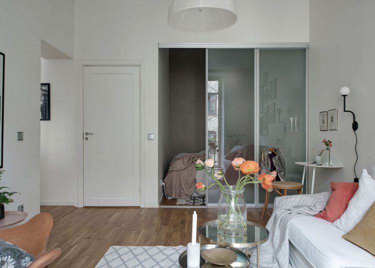 Hálófülke üvegezett tolóajtós gardróbszekrénynek álcázva egy 46m2-es egyszobás lakásban - 160cm széles dupla ággyal