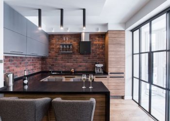 Férfias lakberendezés, jól átgondolt elosztás 47m2-es új, egyszobás lakásban - modern terek, szép fa és meleg árnyalatú tégla