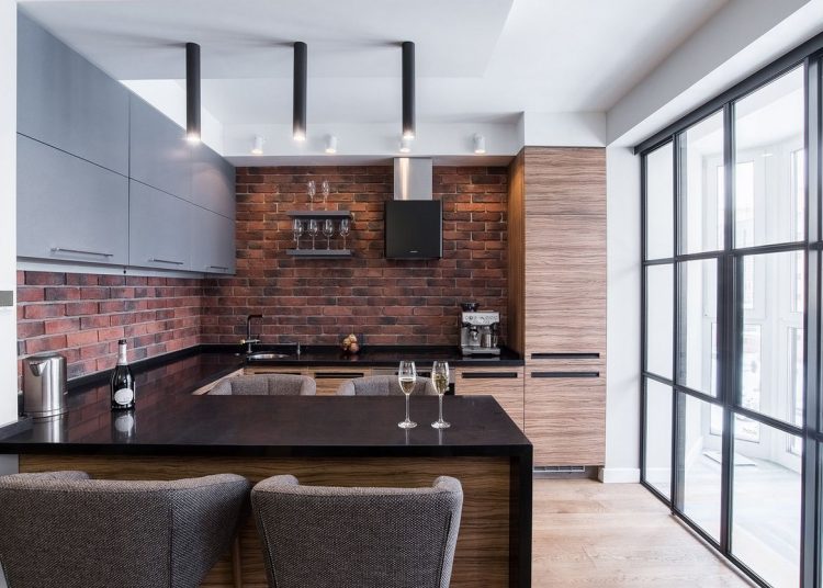 Férfias lakberendezés, jól átgondolt elosztás 47m2-es új, egyszobás lakásban - modern terek, szép fa és meleg árnyalatú tégla