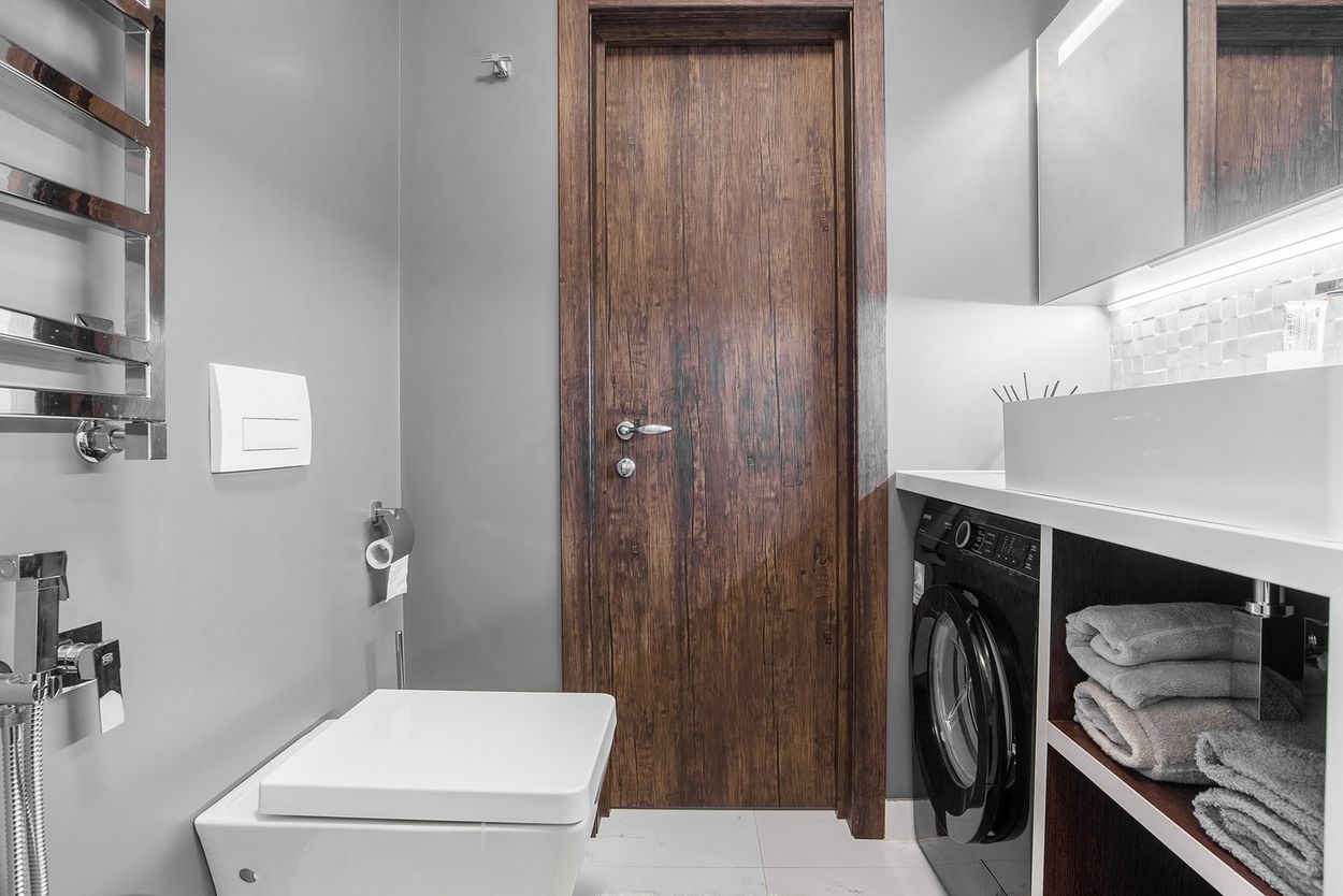 Férfias lakberendezés, jól átgondolt elosztás 47m2-es új, egyszobás lakásban - modern terek, szép fa és meleg árnyalatú tégla