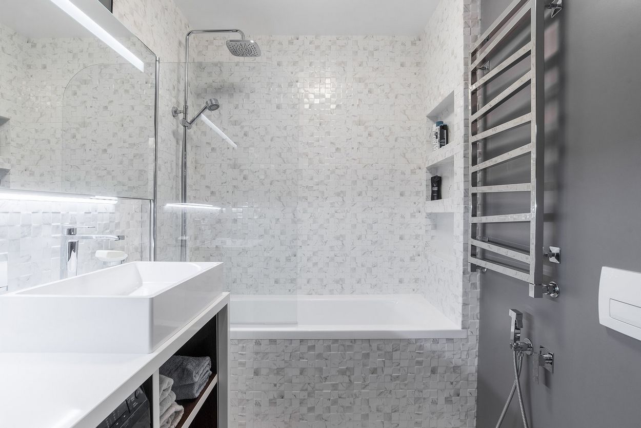 Férfias lakberendezés, jól átgondolt elosztás 47m2-es új, egyszobás lakásban - modern terek, szép fa és meleg árnyalatú tégla