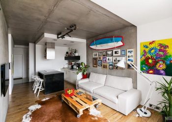 Egyedi és modern kis 47nm-es lakás csupasz beton felületekkel és fehér, gipszkarton elemekkel